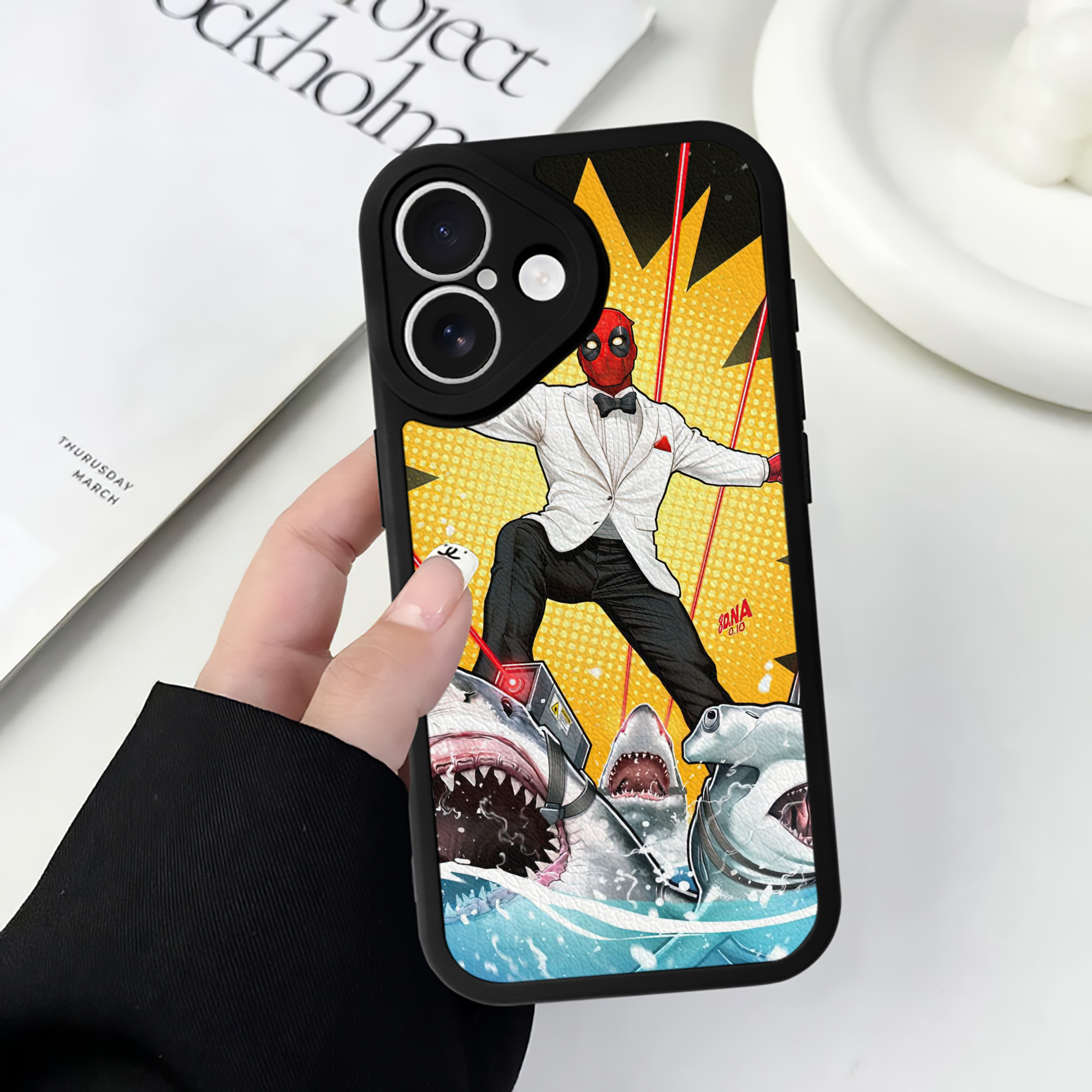 （画像用） Deadpool デッドプール 【iPhone 16シリーズ対応】シリコンスマホケース（レザー調） 材質：シリコン